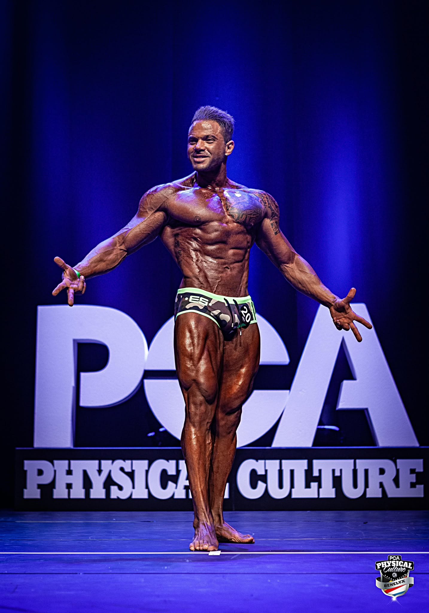 Atleet poseert op bodybuildingpodium